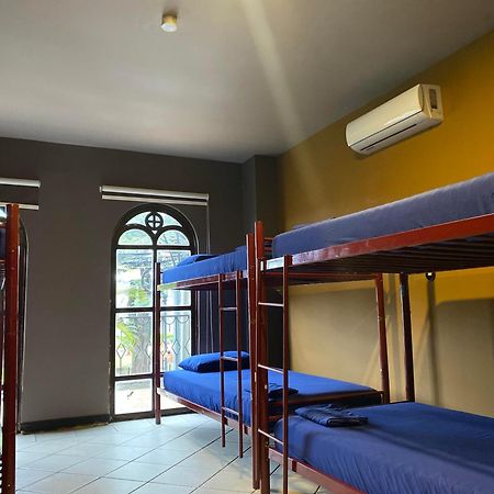 Alajuela Backpackers Airport Hostel Bagian luar foto