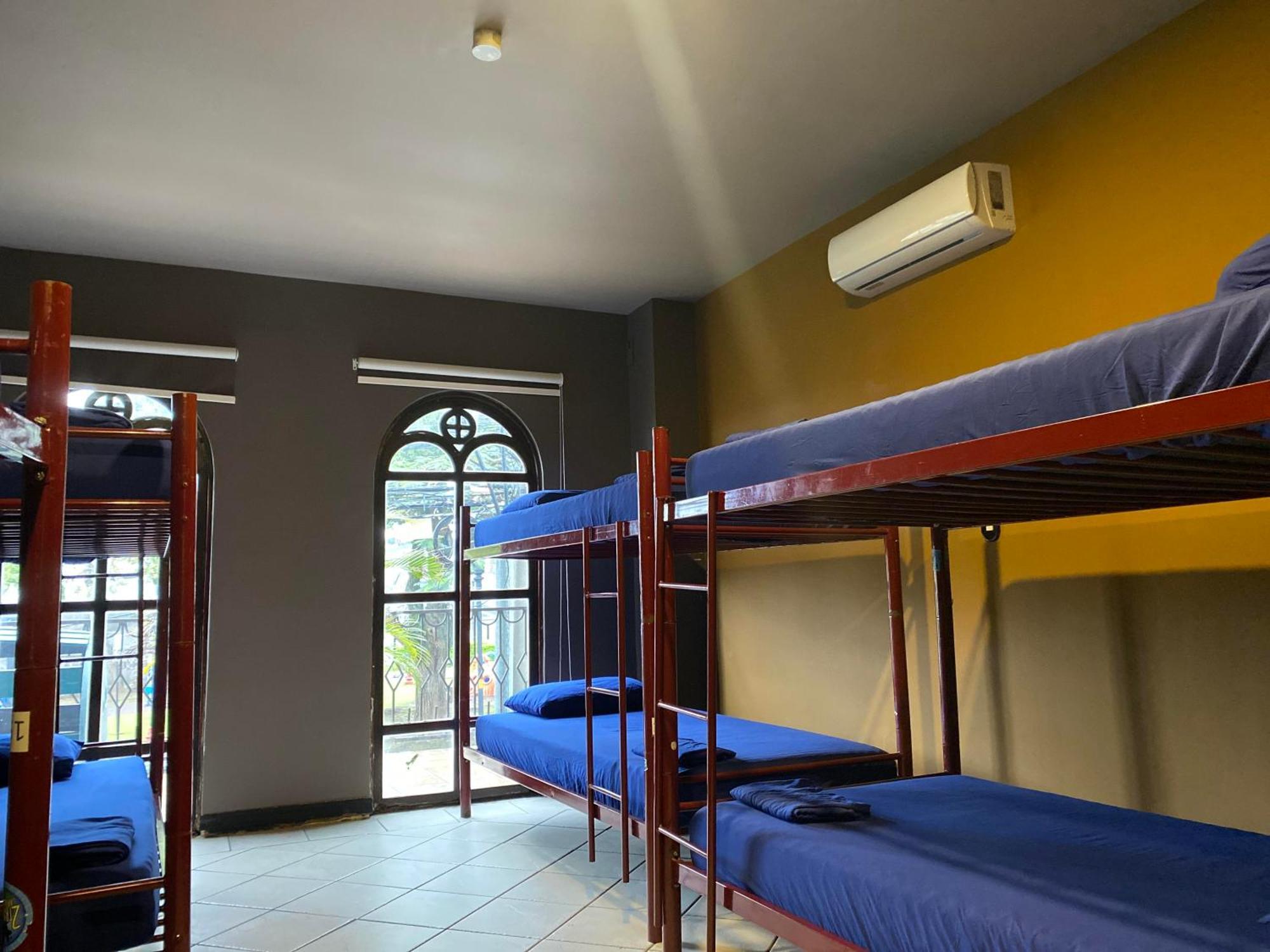 Alajuela Backpackers Airport Hostel Bagian luar foto